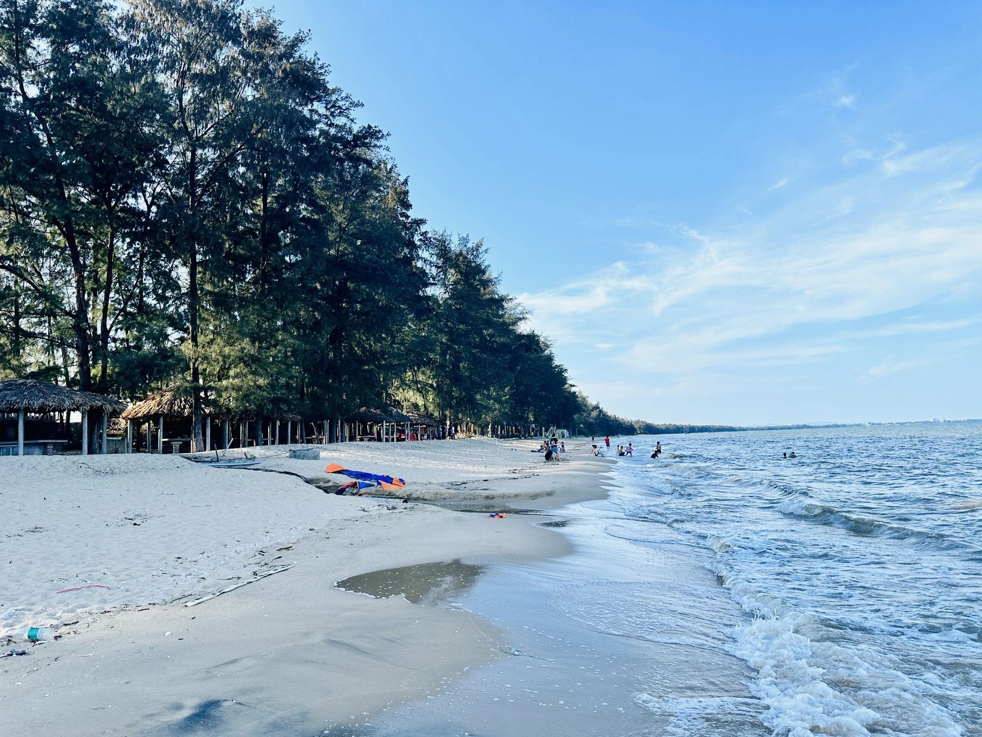 Bãi Đá Đen gây ấn tượng giữa làn nước xanh ngọc, tạo nên khung cảnh hoang sơ và huyền bí
